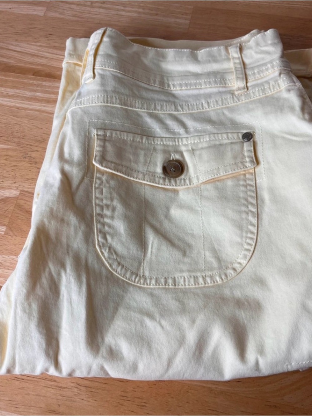 Gloria Vanderbilt Pale Yellow Cargo Capri Pants Size 8